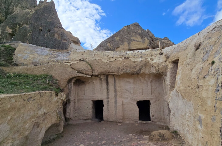 Göreme Açık Hava Müzesi’nde yer alan kaya oyma yemekhane yapısının dış cephesi; iki giriş kapısı ve yüzeyde kabartma süslemelerle birlikte görülüyor.